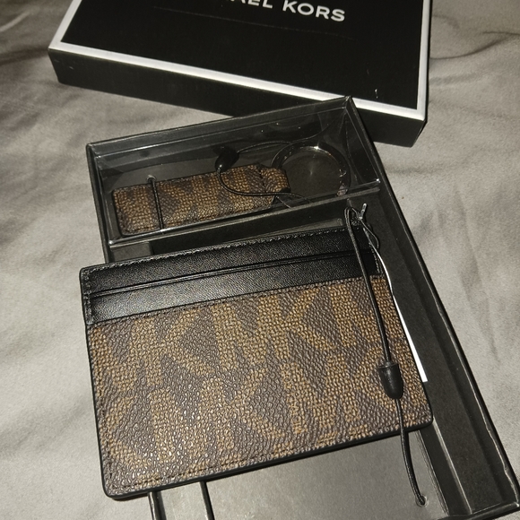 NWT! MICHAEL KORS ID/CC HOLDER WITH KEY RING! - Picture 6 of 10